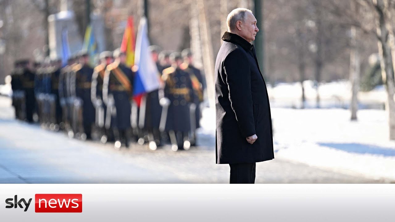 Vladimir Putin lays wreath at Tomb of the Unknown Soldier