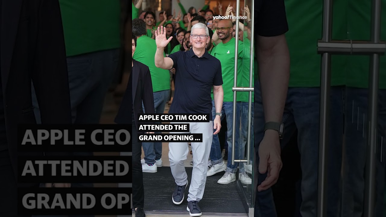 Apple Ceo Tim Cook Surprised With Vintage Mac Computer At Mumbai Store Opening #shorts