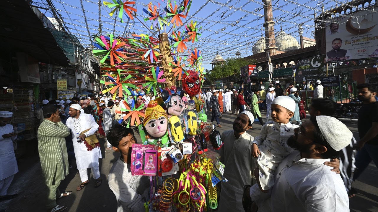 Eid Celebrations Begin Across India As Crescent Moon Sighted On Friday Night | Econ Times