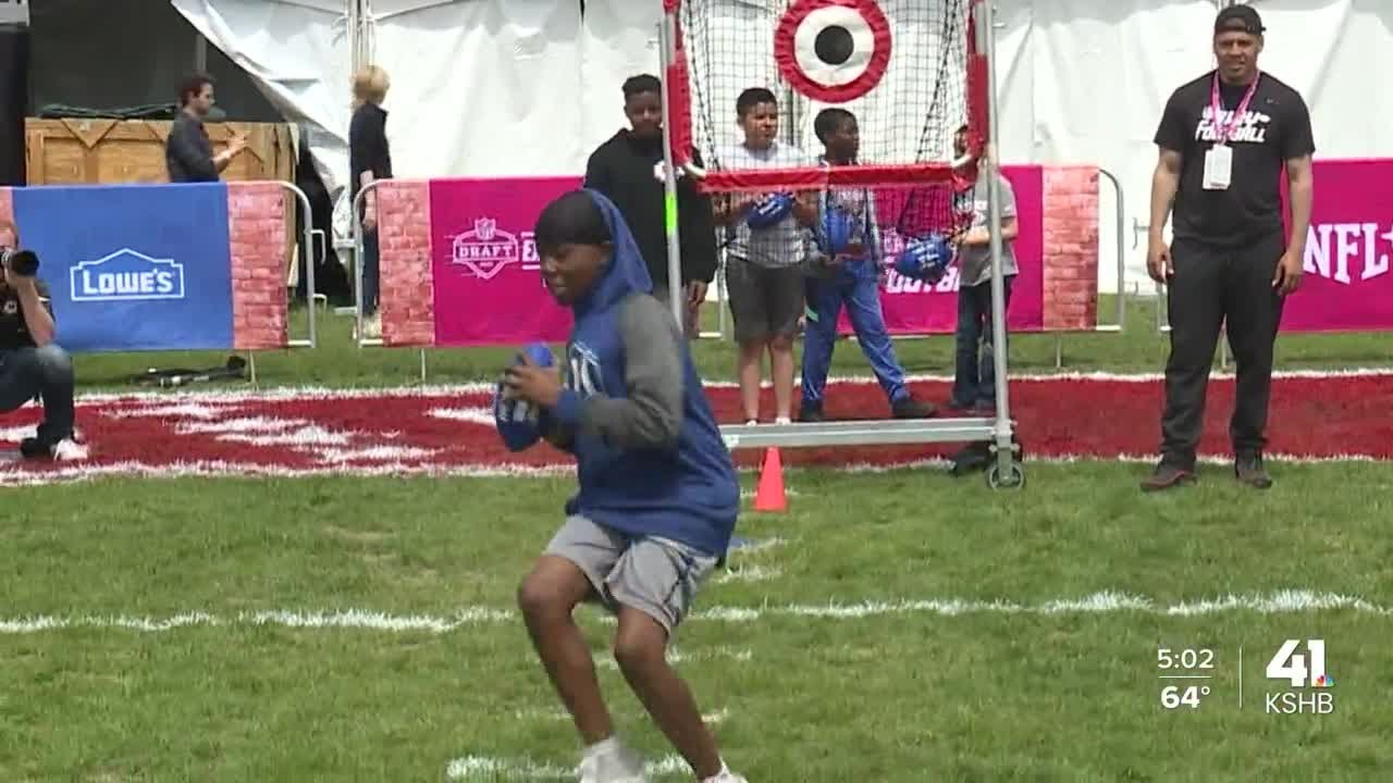 Kansas City Area Children Get A Look At Nfl Draft Experience