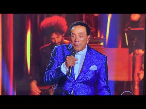 Smokey Robinson On American Idol Now: Singing Like He’s 20 But He’s 83 Years Old