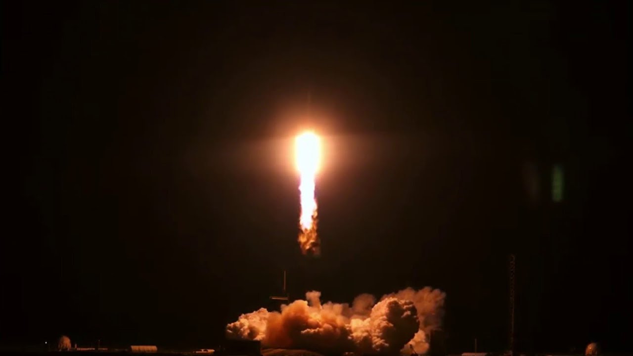 Spacex Falcon Heavy Launches From Kennedy Space Center