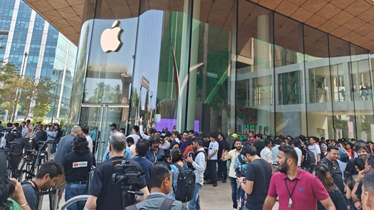 Watch: Fans Queue Up Outside Apple’s First India Store At Bkc In Mumbai | Econ Times