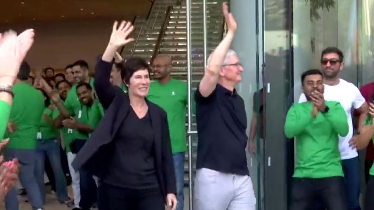 Watch: Tim Cook Opens Gates To India’s First Apple Store At Mumbai’s Bkc, Welcomes Customers | Econ Times