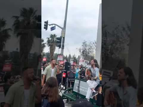 #imaginedragons Showed Support For Striking Writers In Hollywood … By Doing What They Do Best 🎶