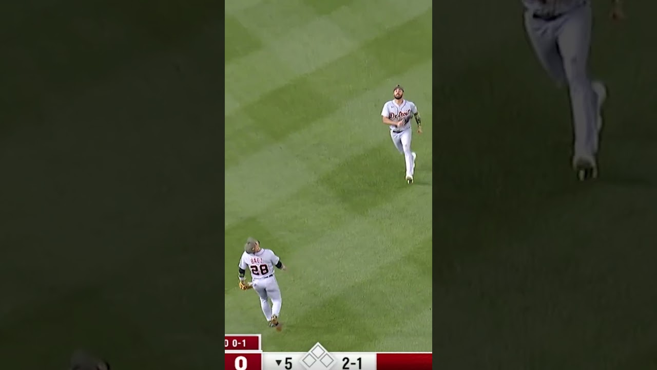 Javier Báez With Some Willie Mays Flair!