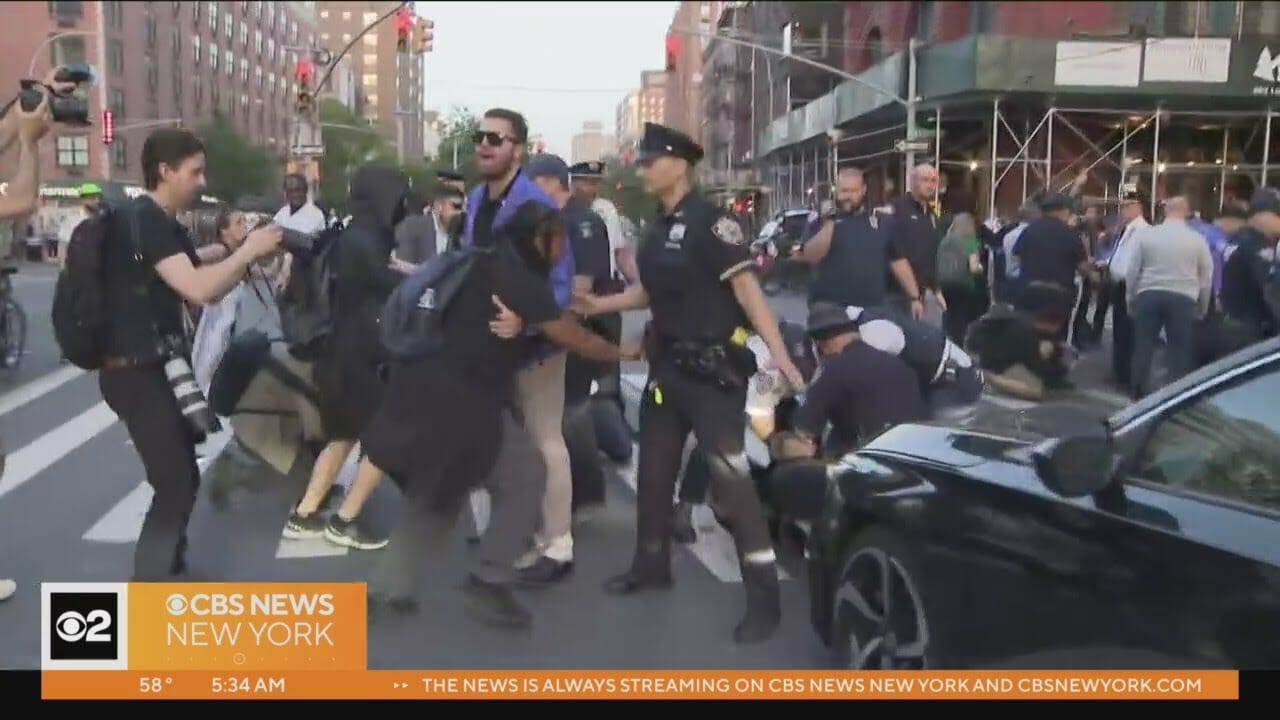 Nypd Clashes With Protesters Calling For Charges In Jordan Neely’s Death