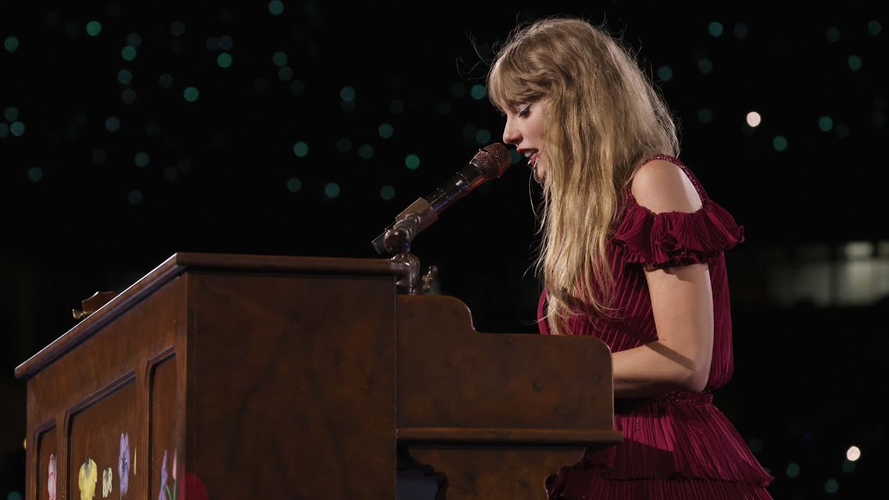 Taylor Swift’s Piano Malfunctions After Rainstorm On Stage!