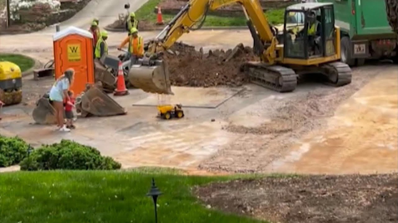 The Uplift: Construction Crew Fills 3 Year Old’s Dump Truck With Dirt