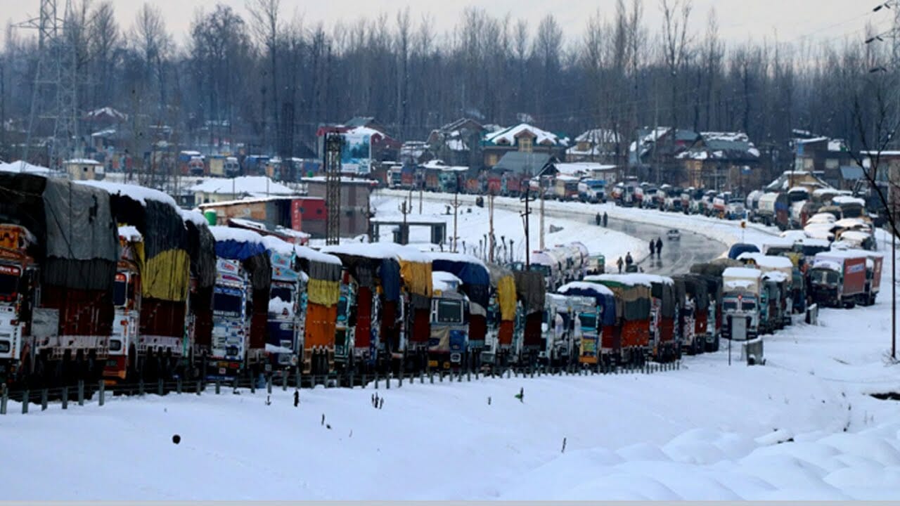 Unseasonal Snowfall In Kashmir, At Least 10 People Stuck Near Old Tunnel In Qazigund Area | Econ Times