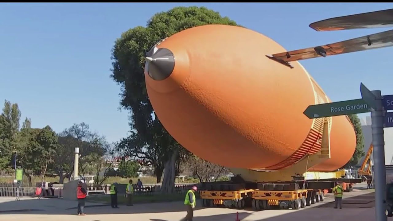 Space Shuttle Endeavour Fuel Tank Moving Into Position